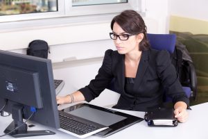 femme à l'ordinateur